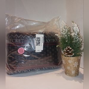 NWT Victoria's Secret - Pattern Plush Blanket